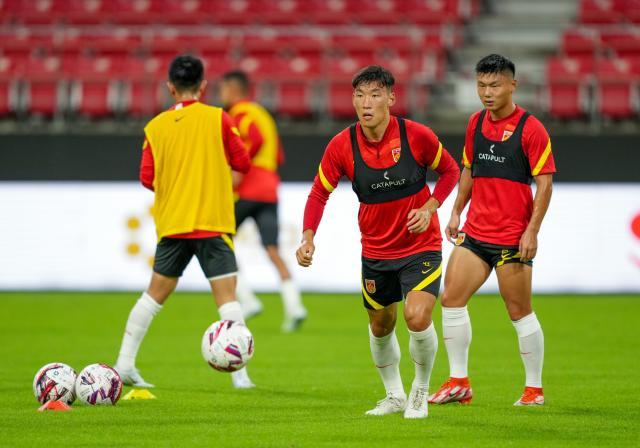 体育赛事资讯-国足业务课剖析如何逼抢日本 朱辰杰获主帅力挺