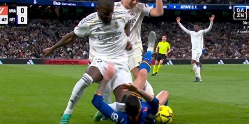 九游体育-皇马主场爆冷输球，吕迪格暴力动作未被罚下引发争议